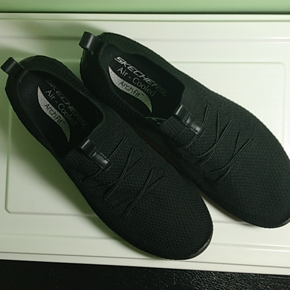 Skechers Air-Cooled ArchFit sneakers size 8 black NEW
